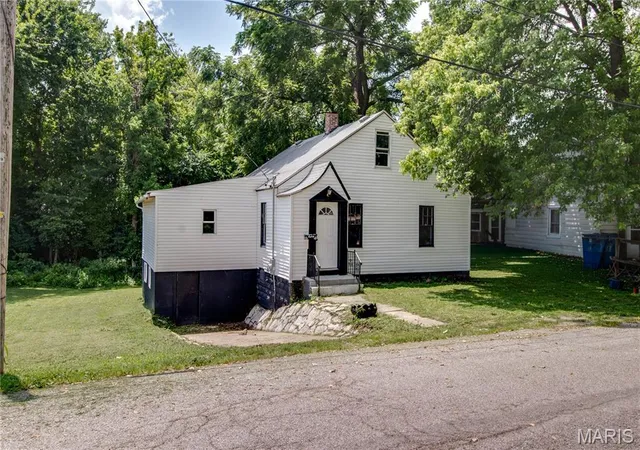 Photo 2 of Single family home for sale at 619 Elfgen St, Alton, IL 62002 | MLS# MIS26045273 | Listing updated on 2026-08-20