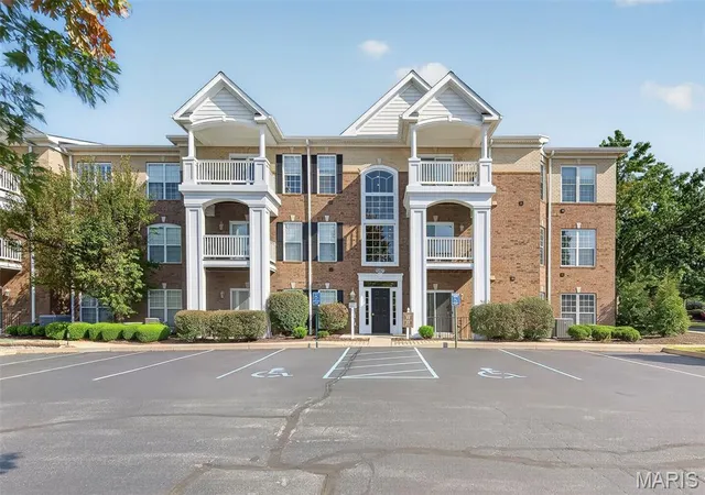 Photo 2 of Condo for sale at 13101 Mill Crossing Ct #201, Creve Coeur, MO 63141 | MLS# MIS26045277 | Listing updated on 2026-09-02