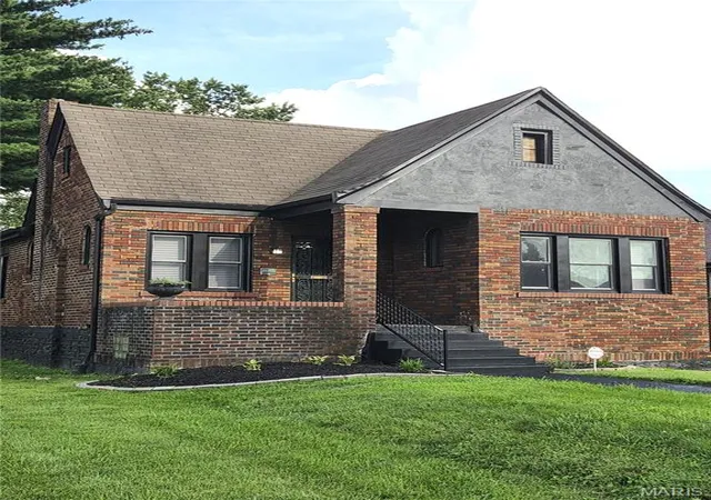 Photo 3 of Single family home for sale at 8578 Drury Ln, Saint Louis, MO 63147 | MLS# MIS26045291 | Listing updated on 2026-09-13