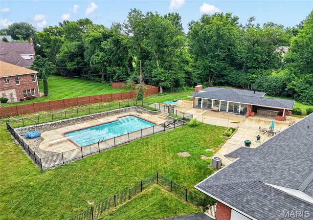 2nd image of 9860 Bridle Trail Ln, Saint Louis, MO 63128 | MLS# MIS26045304