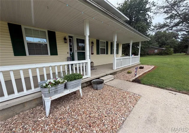Photo 3 of Sale Pending at 4992 Cross Rd, Salem, IL 62881 | MLS# MIS26045310 | Listing updated on 2026-08-27