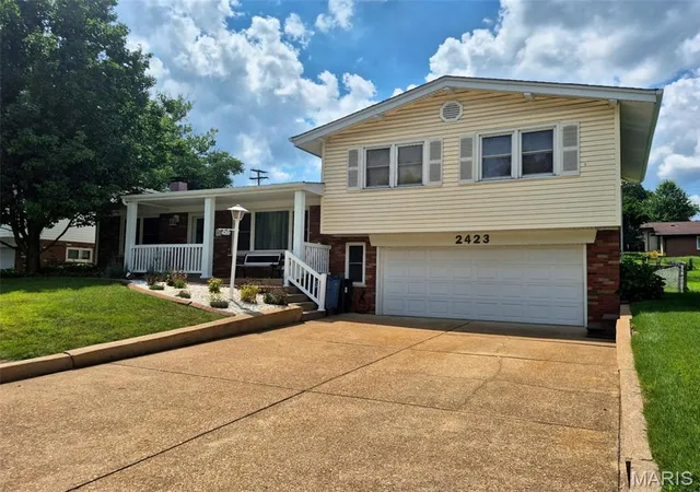 Photo 1 of Sale Pending at 2423 Chaucer Ave, Saint Louis, MO 63114 | MLS# MIS26045320 | Listing updated on 2026-09-09