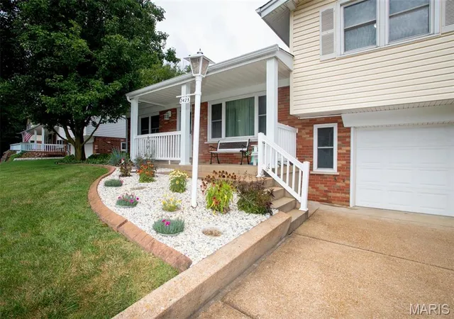 Photo 2 of Sale Pending at 2423 Chaucer Ave, Saint Louis, MO 63114 | MLS# MIS26045320 | Listing updated on 2026-09-09
