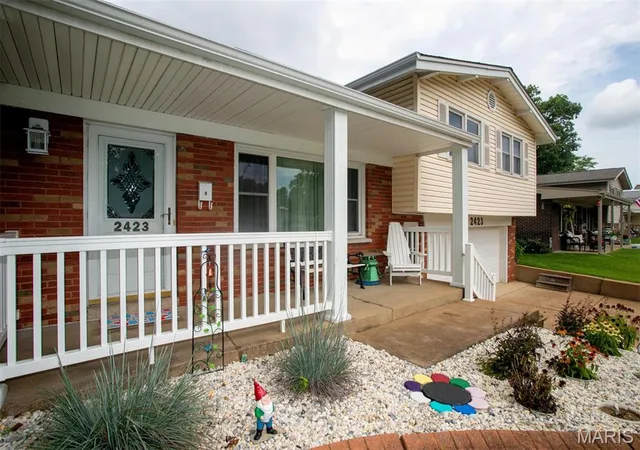 Photo 3 of Sale Pending at 2423 Chaucer Ave, Saint Louis, MO 63114 | MLS# MIS26045320 | Listing updated on 2026-09-09