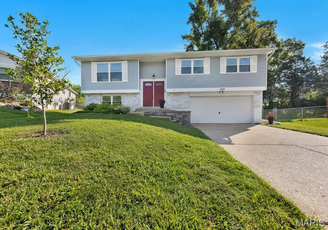 Photo 1 of Single family home for sale at 400 Coventry Ln, Manchester, MO 63021 | MLS# MIS26045333 | Listing updated on 2026-09-14