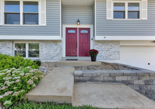Photo 2 of Single family home for sale at 400 Coventry Ln, Manchester, MO 63021 | MLS# MIS26045333 | Listing updated on 2026-09-14