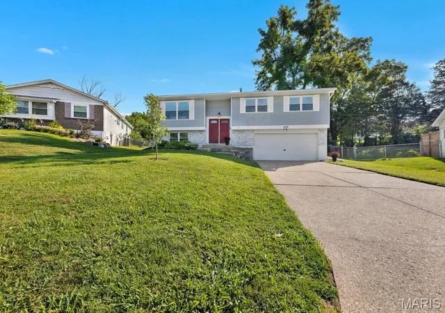 Photo 3 of Single family home for sale at 400 Coventry Ln, Manchester, MO 63021 | MLS# MIS26045333 | Listing updated on 2026-09-14
