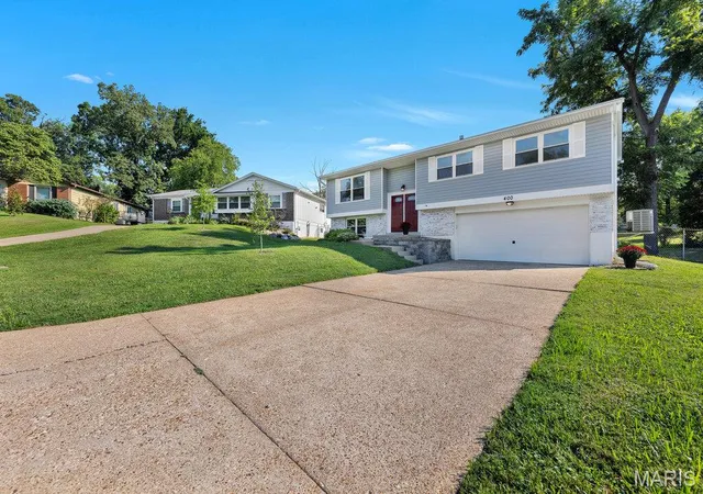 Photo 3 of Single family home for sale at 400 Coventry Ln, Manchester, MO 63021 | MLS# MIS26045333 | Listing updated on 2026-09-14