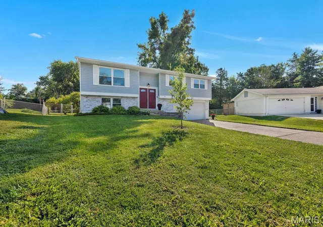 Photo 4 of Single family home for sale at 400 Coventry Ln, Manchester, MO 63021 | MLS# MIS26045333 | Listing updated on 2026-09-14