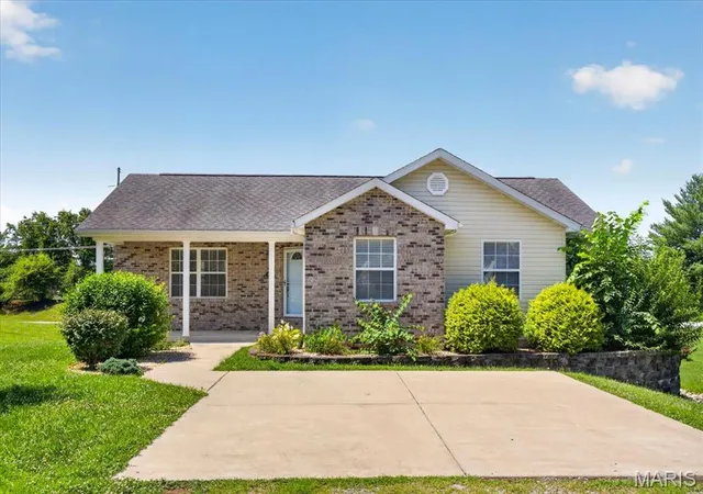 Photo 2 of Sale Pending at 216 Woodland Dr, Edwardsville, IL 62025 | MLS# MIS26045386 | Listing updated on 2026-09-12