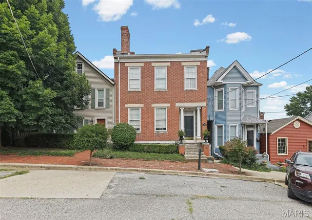 Photo 2 of Sale Pending at 517 State St, Alton, IL 62002 | MLS# MIS26045465 | Listing updated on 2026-08-13