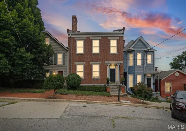 Photo 3 of Sale Pending at 517 State St, Alton, IL 62002 | MLS# MIS26045465 | Listing updated on 2026-08-13