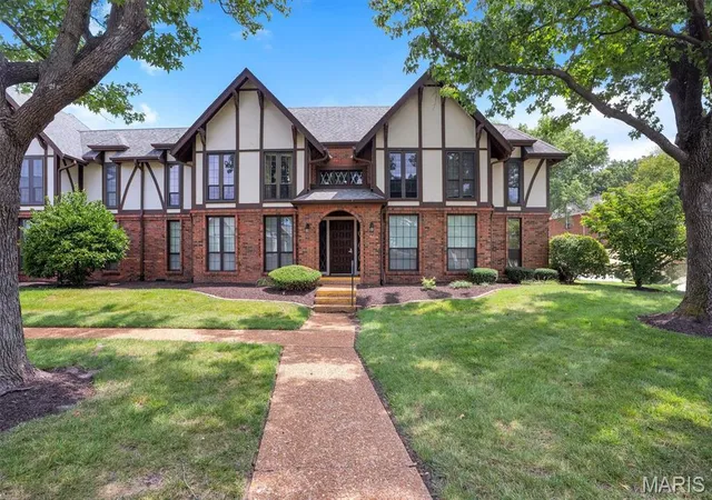 Condo for sale at 917 Claytonbrook Dr #1, Ballwin, MO 63011 | MLS# MIS26045478
