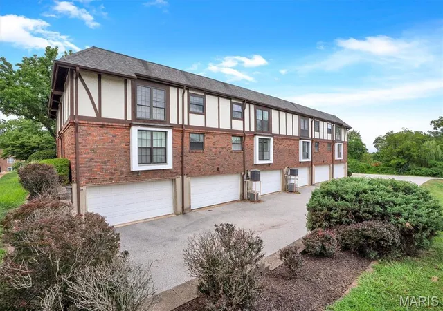 Photo 3 of Condo for sale at 917 Claytonbrook Dr #1, Ballwin, MO 63011 | MLS# MIS26045478 | Listing updated on 2026-08-16