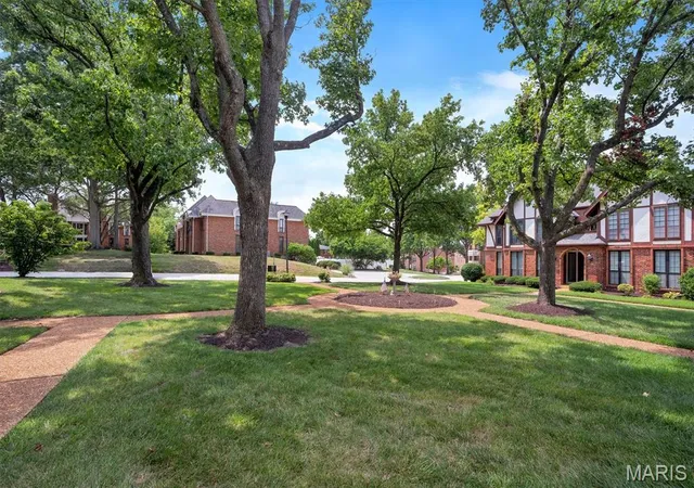 Listing Photo 4 - Condo for sale in building located at 917 Claytonbrook Dr, Ballwin, MO 63011 - Unit #1