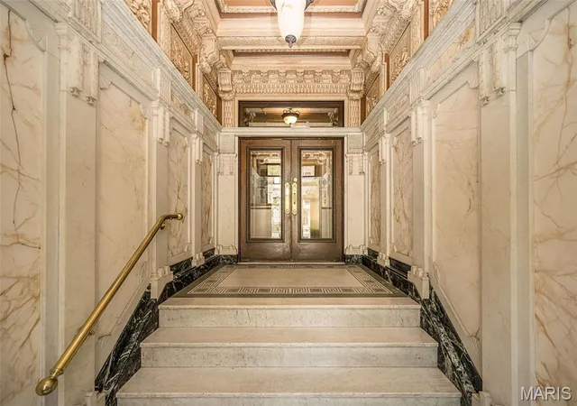 Listing Photo 4 - Condo for sale in building located at 4944 Lindell Blvd, St. Louis, MO 63108 - Unit #7E