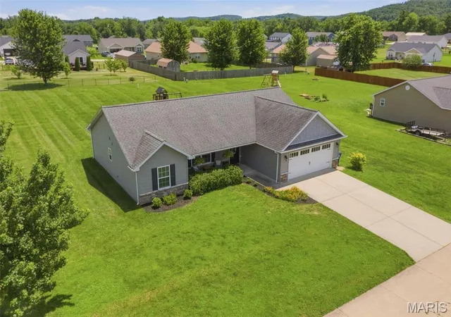 Photo 2 of Single family home for sale at 1004 Wolf Creek Dr, Farmington, MO 63640 | MLS# MIS26045510 | Listing updated on 2026-08-15