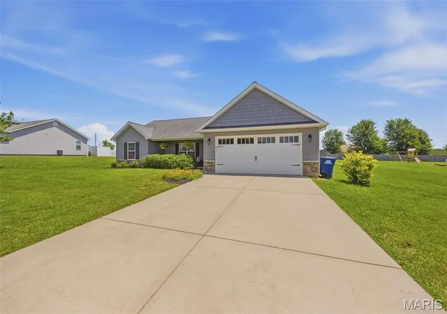 Photo 3 of Single family home for sale at 1004 Wolf Creek Dr, Farmington, MO 63640 | MLS# MIS26045510 | Listing updated on 2026-08-15