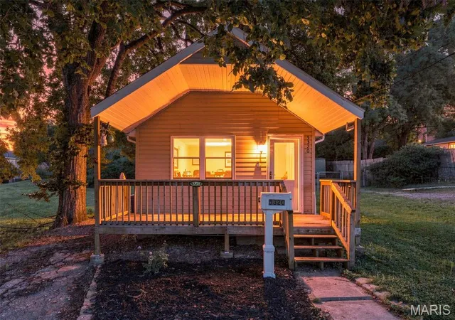 Photo 1 of Sale Pending at 5320 Staely Ave, Saint Louis, MO 63123 | MLS# MIS26045590 | Listing updated on 2026-08-27