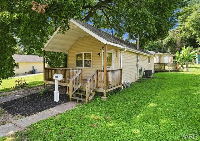 Photo 3 of Sale Pending at 5320 Staely Ave, Saint Louis, MO 63123 | MLS# MIS26045590 | Listing updated on 2026-08-27