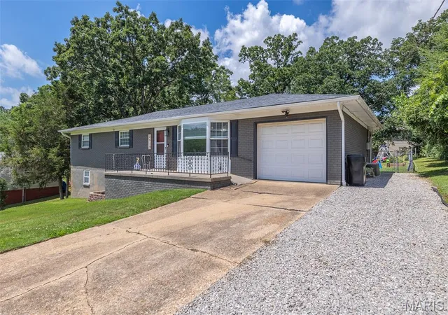 Photo 2 of Sale Pending at 2519 W Avondale St, Poplar Bluff, MO 63901 | MLS# MIS26045603 | Listing updated on 2026-08-26