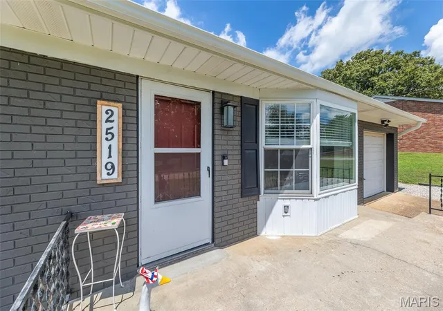 Photo 3 of Sale Pending at 2519 W Avondale St, Poplar Bluff, MO 63901 | MLS# MIS26045603 | Listing updated on 2026-08-26