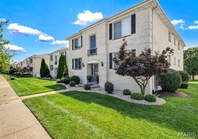 2nd image of 12598 Chardin Pl #3, Saint Louis, MO 63128 | MLS# MIS26045626