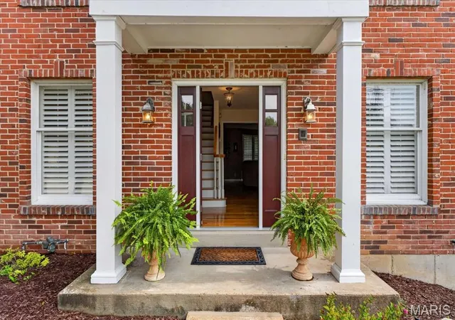 Photo 2 of Sale Pending at 2358 Fairoyal Dr, Saint Louis, MO 63131 | MLS# MIS26045627 | Listing updated on 2026-08-17