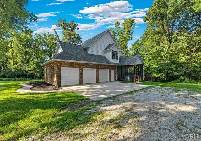 Photo 2 of Sale Pending at 8026 Goshen Road, Edwardsville, IL 62025 | MLS# MIS26045628 | Listing updated on 2026-09-29