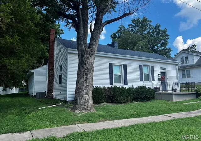 Photo 2 of Single family home for sale at 404 S Main St, Waterloo, IL 62298 | MLS# MIS26045645 | Listing updated on 2026-09-13