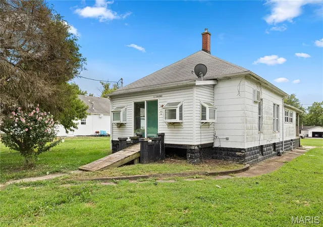 1st image of 813 Elm St, Hillsboro, IL 62049 | MLS# MIS26045651