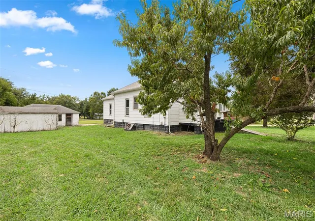 2nd image of 813 Elm St, Hillsboro, IL 62049 | MLS# MIS26045651