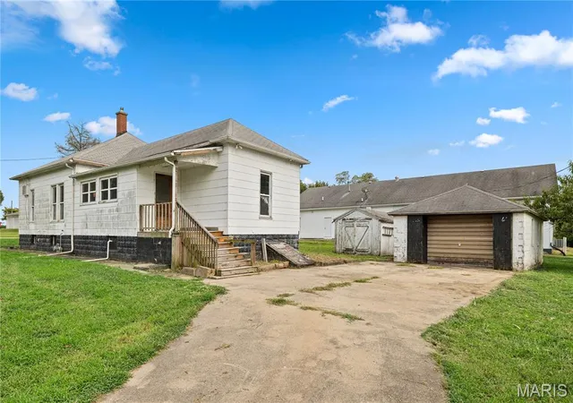 4th image of 813 Elm St, Hillsboro, IL 62049 | MLS# MIS26045651