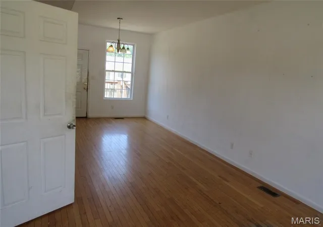 Photo 3 of Sale Pending at 2801 Calvert Ave, Saint Louis, MO 63114 | MLS# MIS26045656 | Listing updated on 2026-08-25