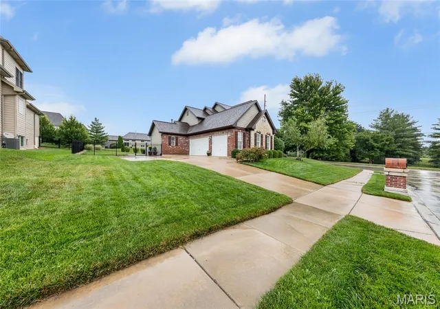 Photo 3 of Single family home for sale at 100 Sunnybrooke Ests Ct, O Fallon, MO 63368 | MLS# MIS26045657 | Listing updated on 2026-09-30