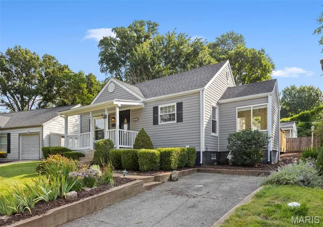 2nd image of 960 Curwood Dr, Saint Louis, MO 63126 | MLS# MIS26045659
