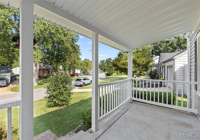 3rd image of 960 Curwood Dr, Saint Louis, MO 63126 | MLS# MIS26045659