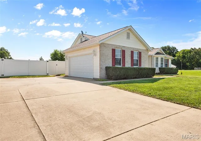 Photo 2 of Single family home for sale at 100 Willow Rdg, Valmeyer, IL 62295 | MLS# MIS26045668 | Listing updated on 2026-07-24