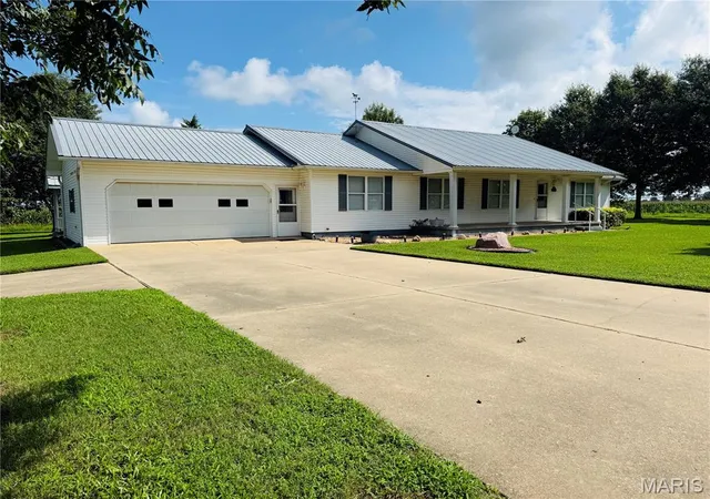 Single family home for sale at 1918 Boone Ln, Campbell, MO 63933 | MLS# MIS26045671