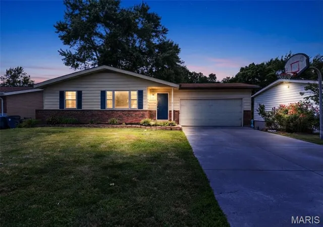 Photo 2 of Sale Pending at 5537 Valleyside Ln, Saint Louis, MO 63128 | MLS# MIS26045686 | Listing updated on 2026-09-21