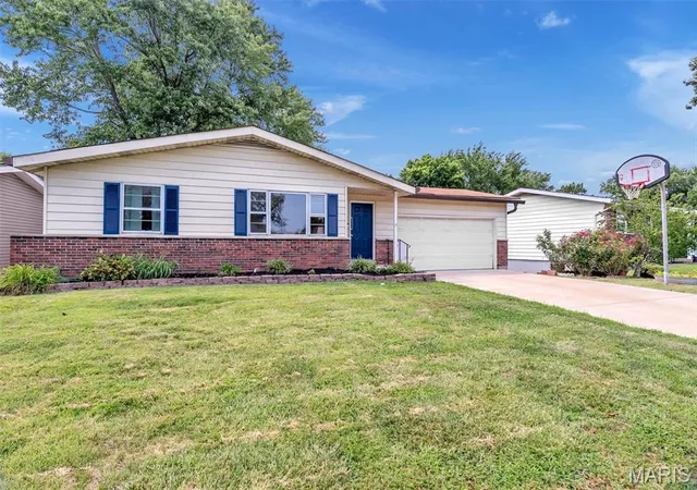 Photo 3 of Sale Pending at 5537 Valleyside Ln, Saint Louis, MO 63128 | MLS# MIS26045686 | Listing updated on 2026-09-21