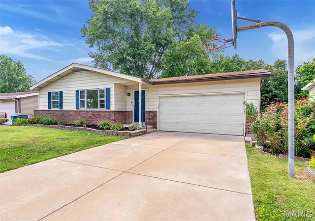Photo 3 of Sale Pending at 5537 Valleyside Ln, Saint Louis, MO 63128 | MLS# MIS26045686 | Listing updated on 2026-09-21