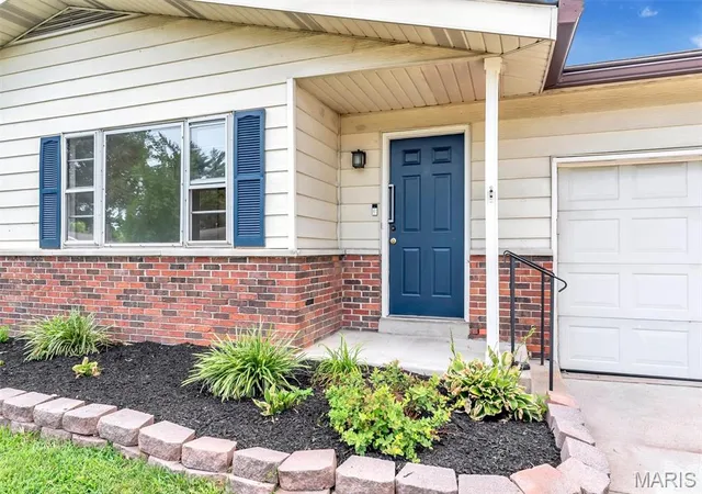 Photo 4 of Sale Pending at 5537 Valleyside Ln, Saint Louis, MO 63128 | MLS# MIS26045686 | Listing updated on 2026-09-21