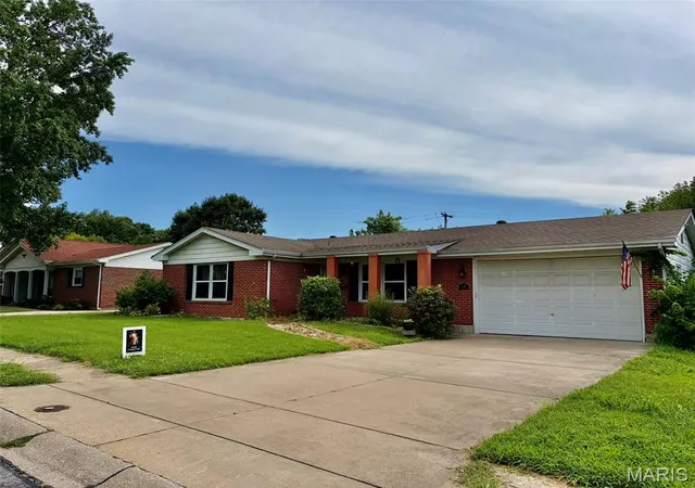 Photo 2 of Sale Pending at 2701 Headland Dr, Saint Charles, MO 63301 | MLS# MIS26045694 | Listing updated on 2026-09-24