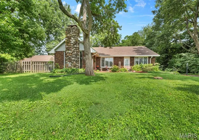 Photo 1 of Sale Pending at 2008 Valley View Ln, Collinsville, IL 62234 | MLS# MIS26045720 | Listing updated on 2026-08-21