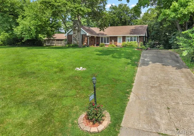 Photo 2 of Sale Pending at 2008 Valley View Ln, Collinsville, IL 62234 | MLS# MIS26045720 | Listing updated on 2026-08-21