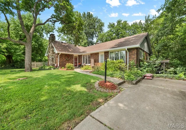 Photo 2 of Sale Pending at 2008 Valley View Ln, Collinsville, IL 62234 | MLS# MIS26045720 | Listing updated on 2026-08-21