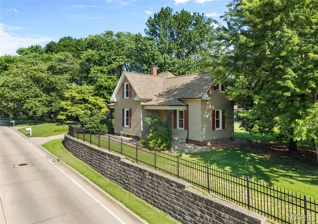 2nd image of 683 Glen Crossing Rd, Glen Carbon, IL 62034 | MLS# MIS26045735