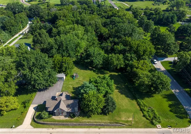Photo 4 of Sale Pending at 683 Glen Crossing Rd, Glen Carbon, IL 62034 | MLS# MIS26045735 | Listing updated on 2026-07-20