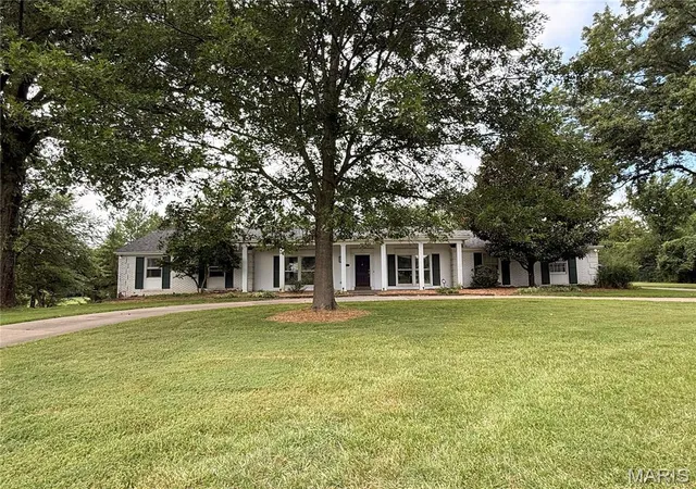 Photo 1 of Sale Pending at 1101 Westmoor Pl, Saint Louis, MO 63131 | MLS# MIS26045737 | Listing updated on 2026-08-17